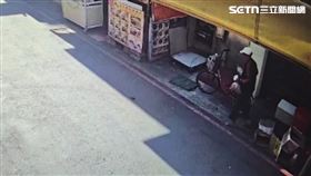 ▲北市曾男拿走小吃店門口的海鮮食材遭送辦。（圖／翻攝畫面）