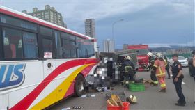 台65發生恐怖車禍，目前正積極搶救中。（圖／翻攝畫面）