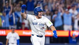 ▲巴傑（Addison Barger）11局下敲再見安打助藍鳥擊敗天使。（圖／翻攝自藍鳥 X）