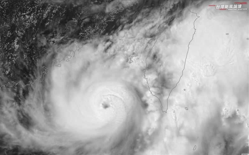 丹娜絲越來越紮實,而且還在增強中。(圖/翻攝自台灣颱風論壇|天氣特急)