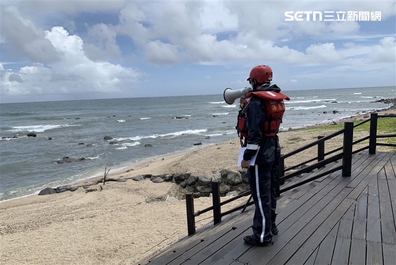 海巡署將針對觀浪群眾強力執法，最高可裁罰25萬元。（圖／翻攝畫面）