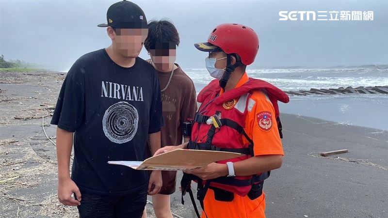 海巡署將針對觀浪群眾強力執法，最高可裁罰25萬元。（圖／翻攝畫面）