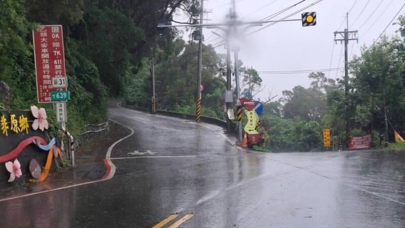 由於丹娜絲帶來可觀的雨量，公路局封閉台24線部分路段。（圖／公路局南區養護工程分局提供）