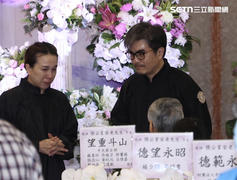 張志群（右）幫爸爸張育安辦告別式。（圖／記者鄭孟晃攝影）