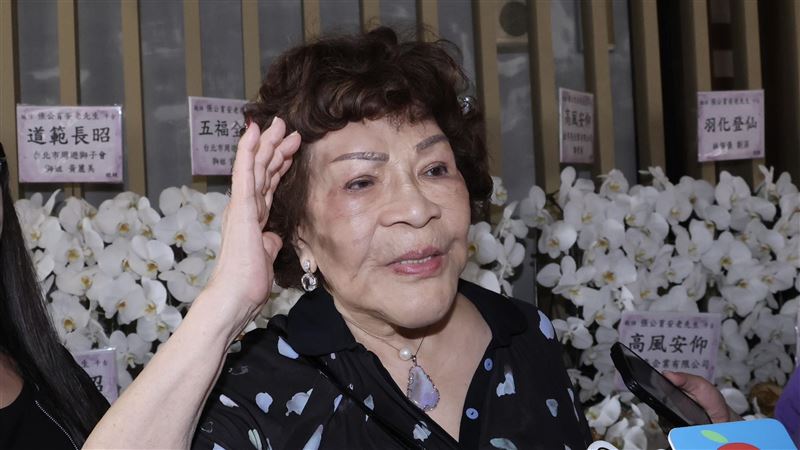 周遊昔婚內出軌！前夫告別式上遭「除名」