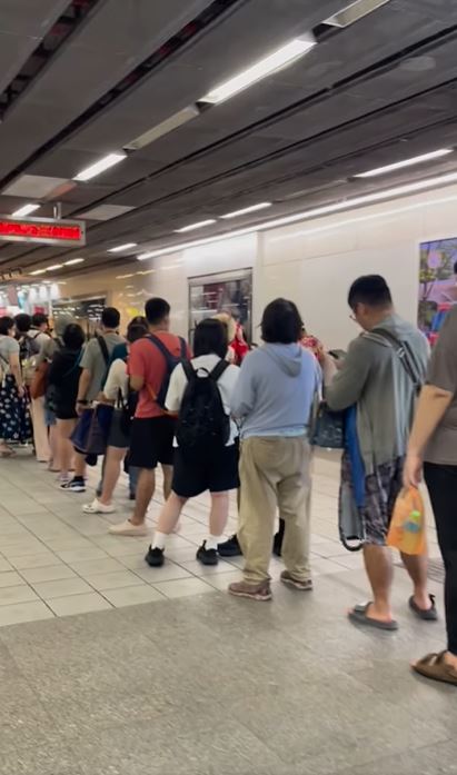 「樋口飯糰」高雄捷運左營站分店開幕,吸引眾多人潮來拜訪。(圖/高雄美食走跳-刁嘴公主授權提供)