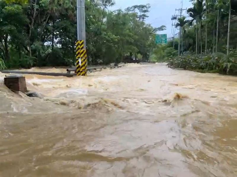 牡丹鄉內多處路面幾乎已「消失」。(圖/翻攝畫面)