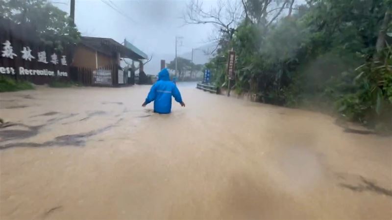 東源森林遊樂區外的聯外道路已被淹沒。(圖/翻攝畫面)