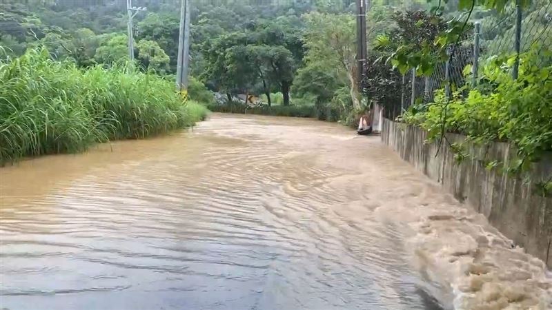 牡丹鄉內多處路面幾乎已「消失」。(圖/翻攝畫面)