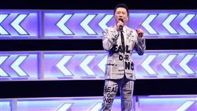 哈林幽默化身「大白隊長」，帥氣登場讓人驚呼「顏值回春」。（圖／公視提供）