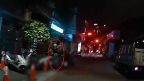 唐男疑因吸毒，整個人像被鬼附身，連話都沒辦法正常說。（圖／翻攝畫面）