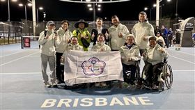 2025年ITF布里斯本輪椅網球經典賽，台灣駐布里斯本辦事處處長范厚祿也特別來到賽場，為幾位台灣輪椅網球好手加油打氣。（圖／領隊王雅民提供）