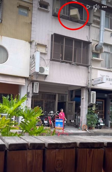 有住戶要淘汰傢俱,疑似圖方便,竟然直接從三樓窗台丟下。(圖/爆廢公社公開版)
