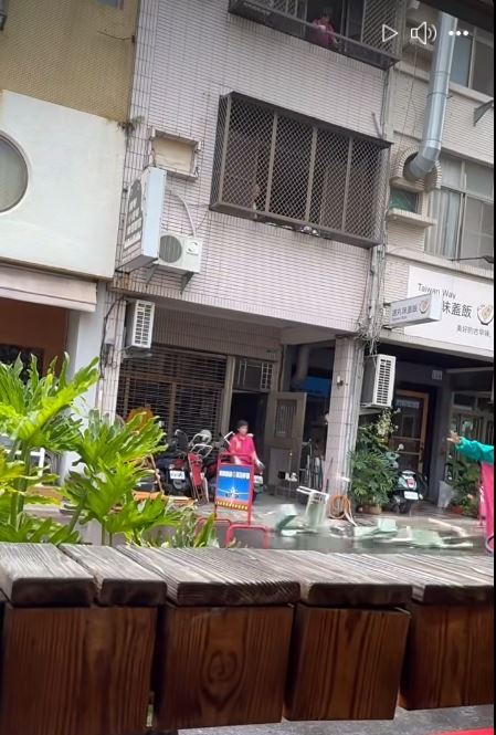 重力加速度下,櫥櫃著地立刻粉碎,不僅碎片四處飛濺,更發出驚天巨響,嚇壞拍攝民眾,脫口飆出國罵。(圖/爆廢公社公開版)