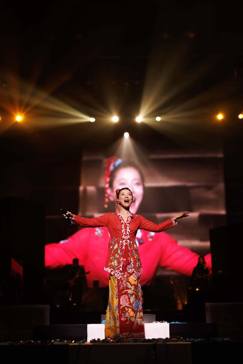 丁噹在安可時換上當地特色服飾娘惹裝，並演唱馬來歌曲〈Ｍasing Masing〉。（圖／相信音樂提供）