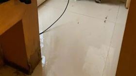 網友發現，住宿處陽台邊的櫃子下方「顏色怪怪的」，覺得有些不對。（圖／翻攝自Dcard）