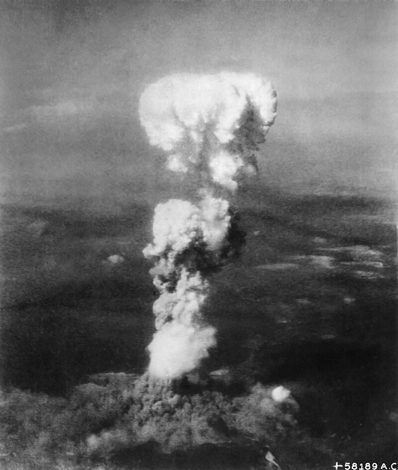 「小男孩原子彈」在廣島市爆炸後產生的蘑菇雲。（圖／翻攝自維基百科）