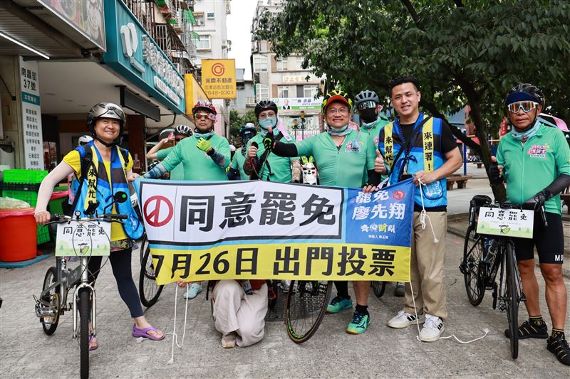 「妃妃鐵馬隊」和新北罷團合體。(圖/陳亭妃提供)
