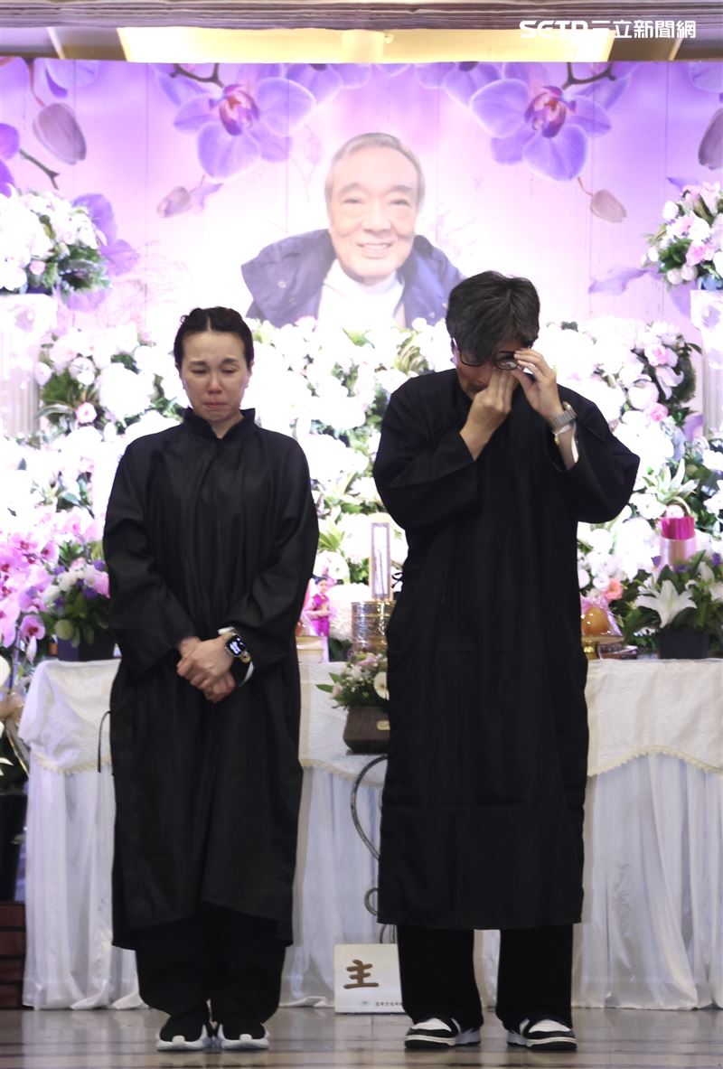 張志群（右）邊哭邊唸出追悼詞。（圖／記者鄭孟晃攝影）