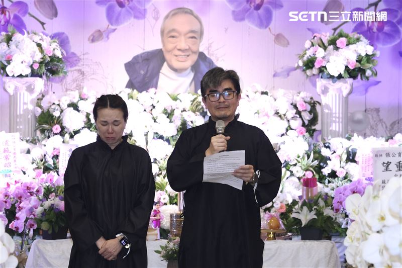 張志群（右）與妻子幫爸爸張育安辦告別式。（圖／記者鄭孟晃攝影）