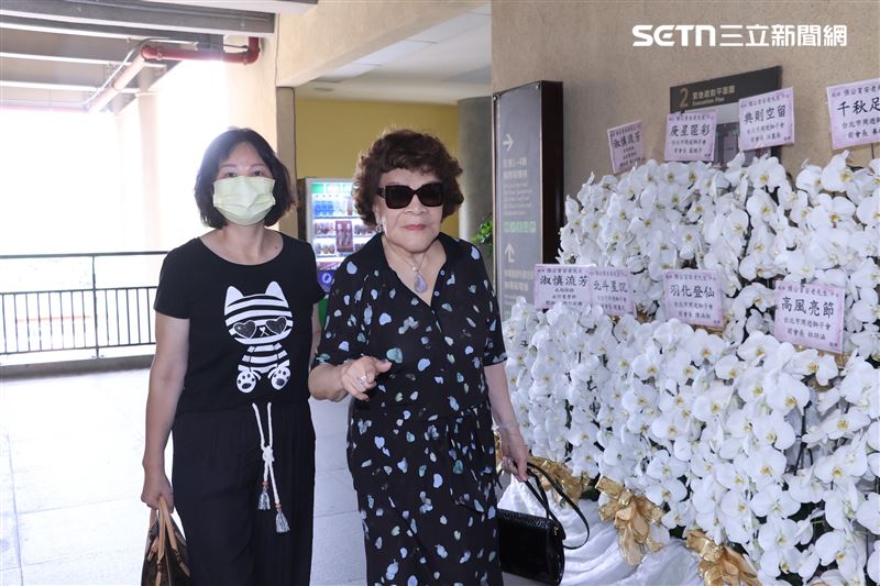 周遊（右）出席前夫張育安告別式。（圖／記者鄭孟晃攝影）