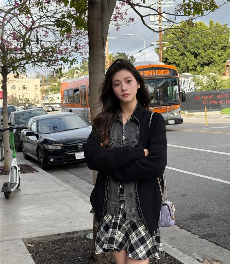 「最美星二代」還是學霸！21歲首飛LA玩迪士尼　李㼈校花女兒狂噴仙氣