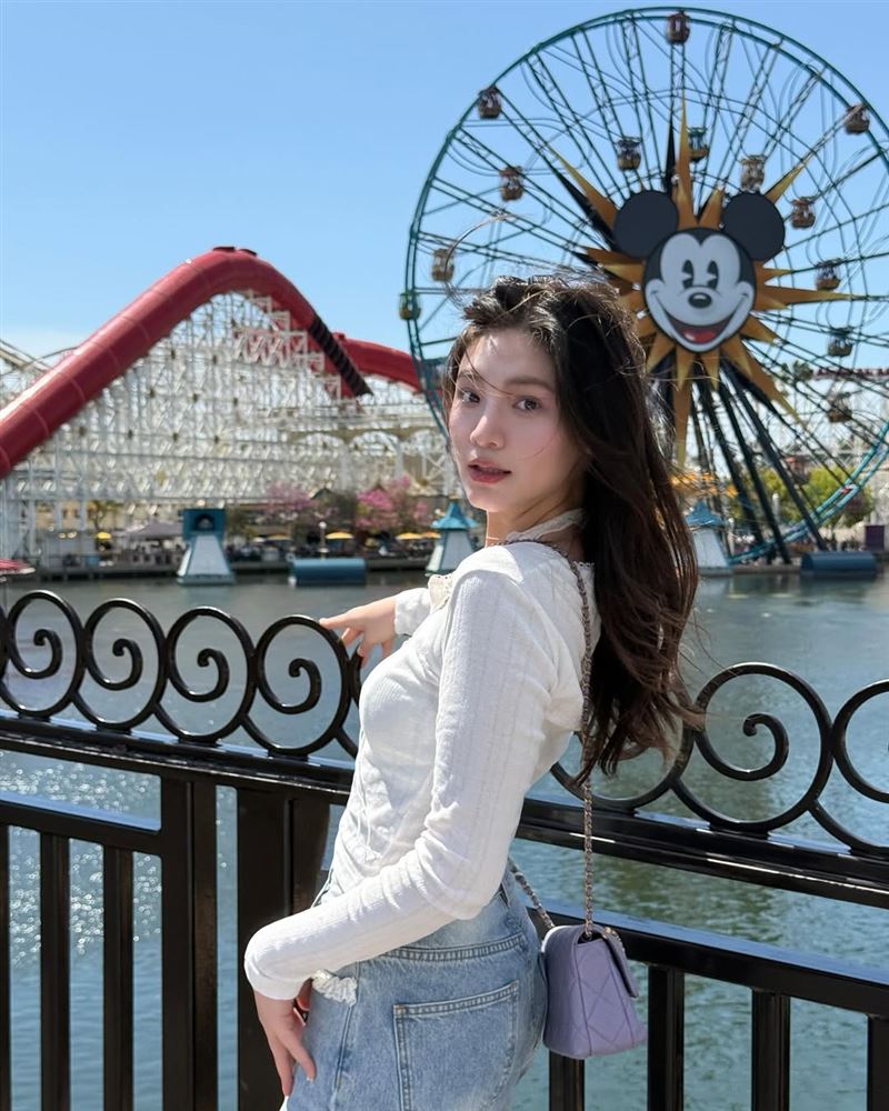 「最美星二代」還是學霸！21歲首飛LA玩迪士尼　李㼈校花女兒狂噴仙氣