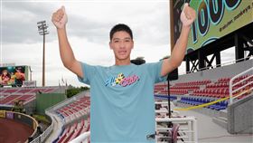 ▲富邦悍將新秀劉承佑，把握簽約前時光當球迷，到客場為悍將加油。（圖／富邦悍將提供）