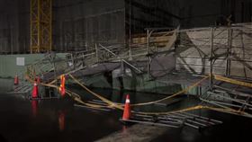 ▲台南歸仁鄉建案鷹架遭強風掀倒，急拉封鎖線。（圖／三立新聞）