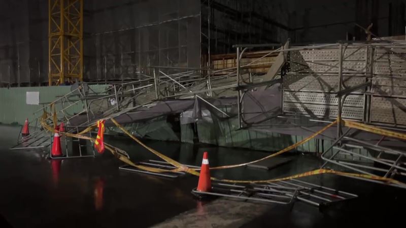 風超大！台南工地暗夜巨響　鷹架倒一排