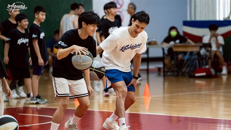 余純安指導學員。（圖／高雄全家海神提供）