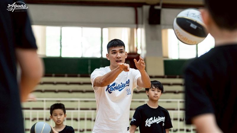 唐維傑指導學員。（圖／高雄全家海神提供）