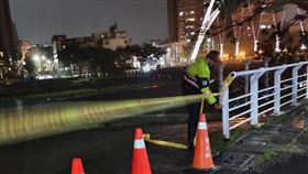 ▲高雄後勁溪河床施工，人行道大面積坍塌。（圖／翻攝畫面）