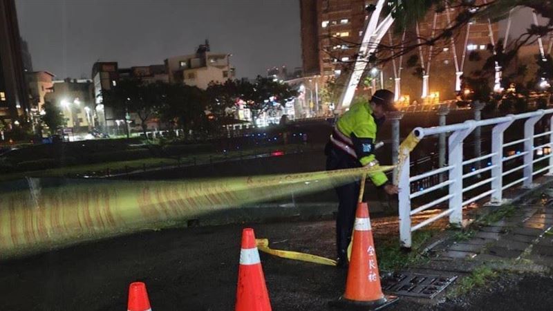 工程進行中傳災情！高雄後勁溪步道突坍塌