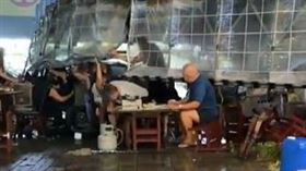 ▲台南風雨超大，鐵皮屋屋頂直接開天窗。（圖／翻攝自爆料公社）