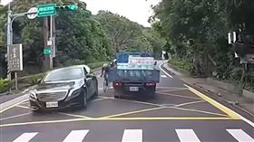 其中一位自行車騎士從轎車與貨車之間擦過，貨車見到騎士則緊急煞車。（圖／翻攝自爆廢公社）