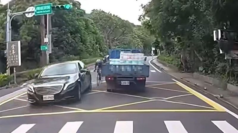 鐵馬擦過貨車 目擊者:沒煞車人捲輪子下