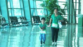 ▲家長帶著小朋友在小巨蛋內奔跑。（圖／定向越野協會提供） 