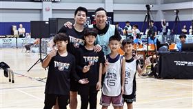 ▲台籃最強球經與三連霸主帥親子對決。（圖／TOP巔峰籃球訓練營提供提供） 
