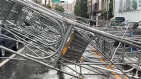 台南,丹娜絲,颱風,鷹架倒塌,廠房。（圖／翻攝畫面）