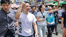 蔣萬安陪同王鴻薇濱江市場掃街（1）國民黨立委王鴻薇（前左3）6日在台北市長蔣萬安（前左2）陪同下，前往台北市濱江市場掃街，呼籲民眾出門投下「不同意罷免」票。中央社記者裴禛攝  114年7月6日