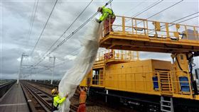 ▲今日清晨執行軌道巡檢作業時，即於多處風災影響路段，發現塑膠袋等各式異物入。（圖／高鐵提供） 