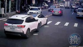 懷疑丈夫2度背叛，Ａ小姐氣得衝撞醫師娘開的特斯拉。（讀者提供）鏡週刊