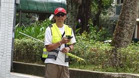 由於時間還早還沒什麼學童上課，邱彥翔滑了一下手機。（圖／CTWANT）