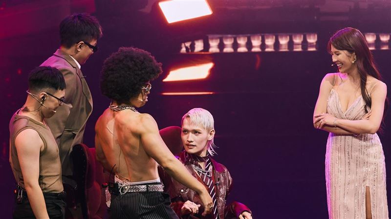 鍾明軒拋五星旗被酸 反嗆台灣不需薩泰爾