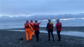 宜蘭,南澳溪,青蛙裝,魩仔魚,浪捲。（圖／翻攝畫面）