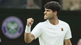 ▲第2種子艾卡拉茲（Carlos Alcaraz）7日以3：1闖進男單8強。（圖／美聯社／達志影像）