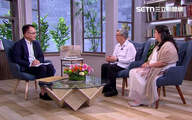 前副總統陳建仁與女兒陳怡如接受鄭弘儀《話時代人物》節目專訪時,談到台梵之間關係及家庭生活。(圖/記者趙于瑩攝影)