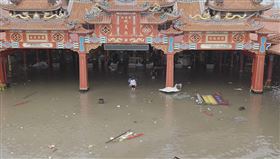 丹娜絲颱風，淹水，南鯤鯓代天府，空拍畫面曝！慘成一片汪洋，牌樓如廢墟 神尊泡水(圖／翻攝自自「免呸」臉書)