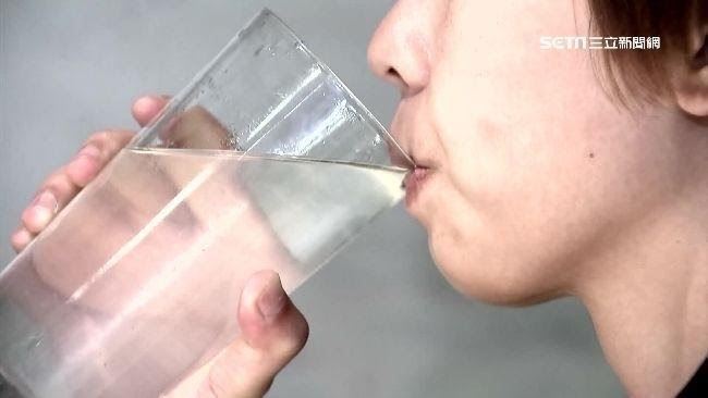 洪泰雄指出,每天至少要喝2000ml的水,有助於提升代謝。(示意圖)